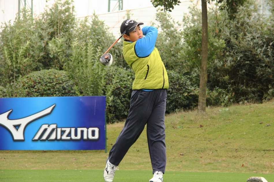 D组获奖选手们喜悦地高举奖杯，背后是广阔的高尔夫球场和夕阳余晖