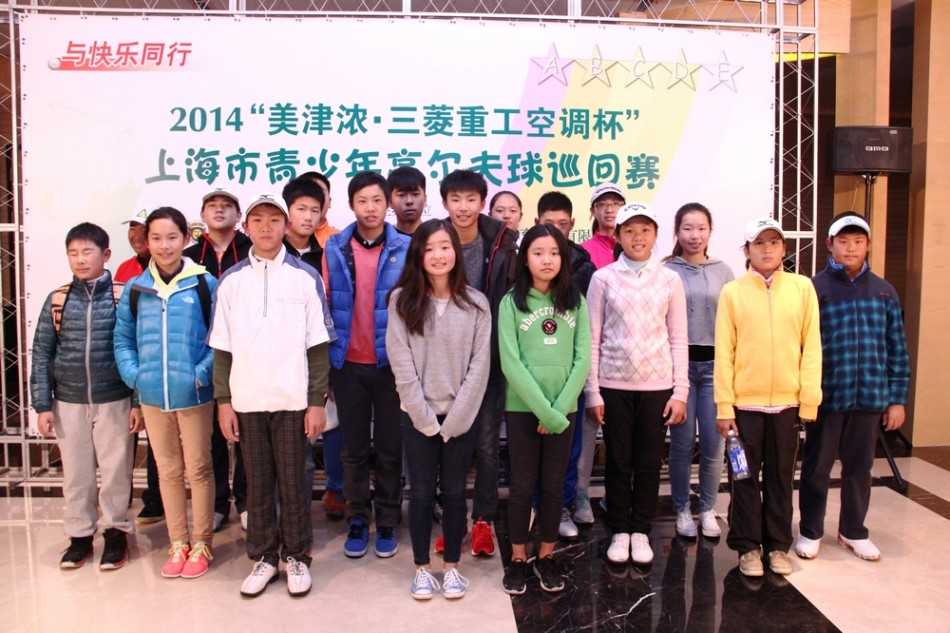 各组获奖选手齐聚果岭，在晴朗天空下手持奖杯绽放灿烂笑容