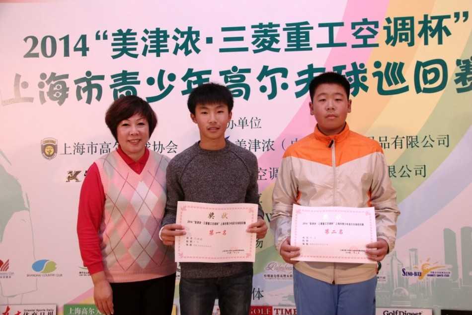 B组获奖选手在果岭旁相互祝贺并合影留念，脸上洋溢着胜利的喜悦