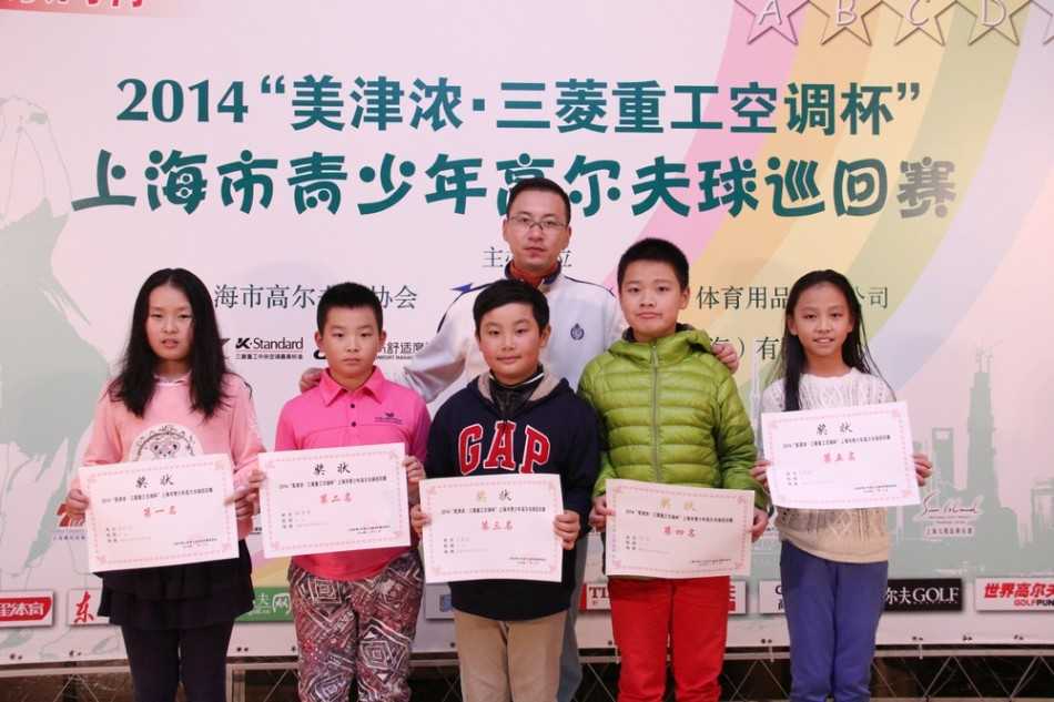 E组冠军面带微笑展示奖杯，周围同伴热烈鼓掌庆祝这一难忘时刻