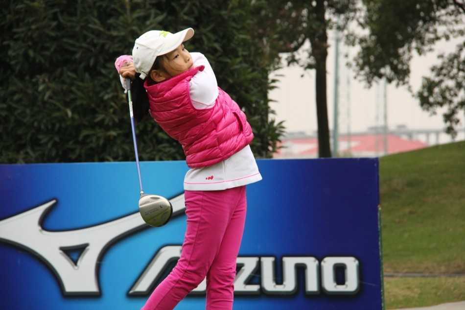 热闹的练习果岭上多位选手同时练球，积极为接下来的比赛做最后准备