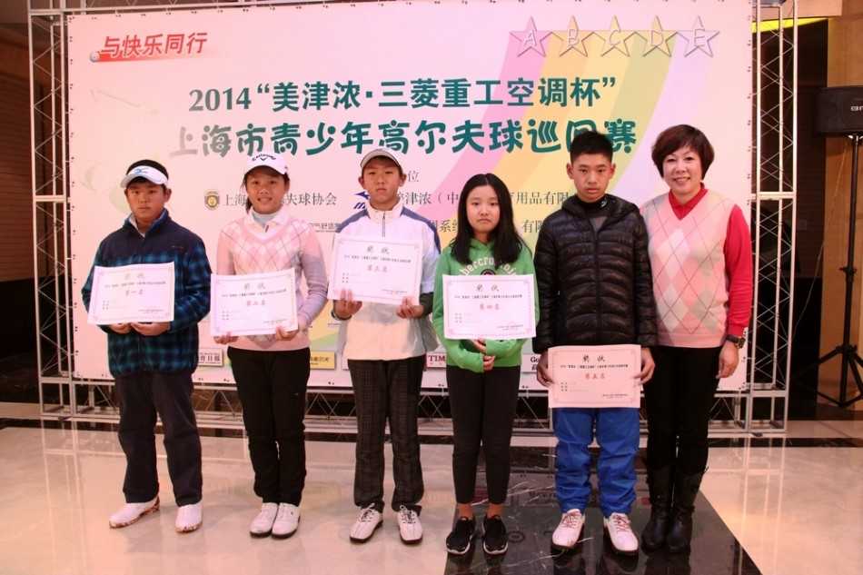 选手在果岭上单膝跪地，专注凝视推杆线路，衡量每一次击球的角度与力度