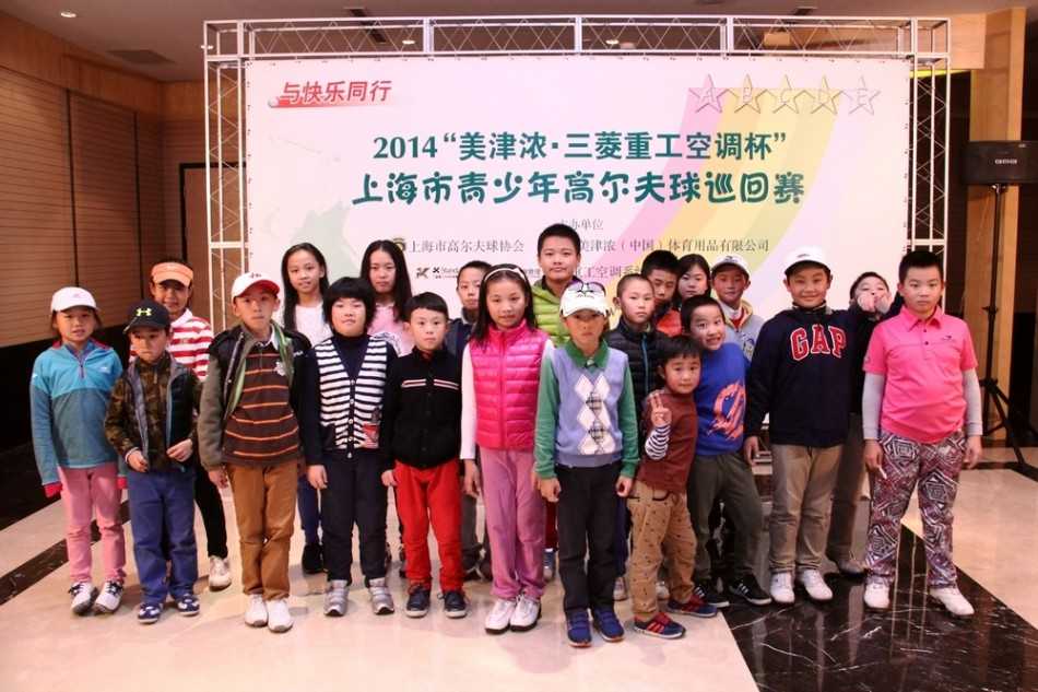 赛事工作人员正一丝不苟地核对每位选手的比赛用球，确保公平公正