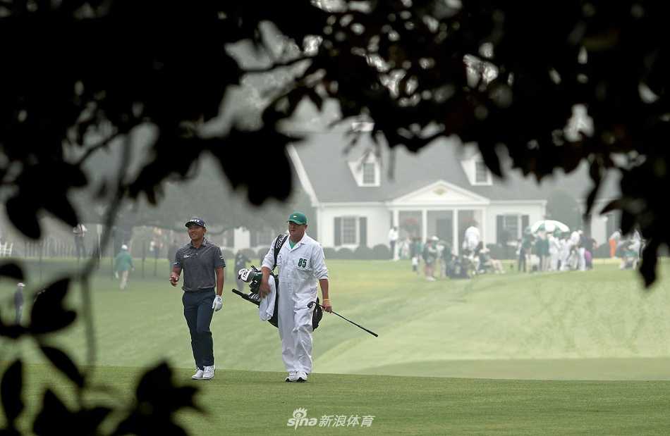 潘政琮与球童妻子相视一笑，携手征战大师赛的温情瞬间