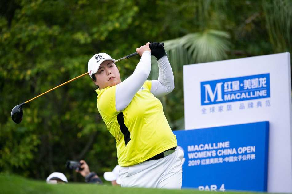 冯珊珊全神贯注，在蔚蓝晴空下挥出精准一杆，小白球划破长空飞向果岭