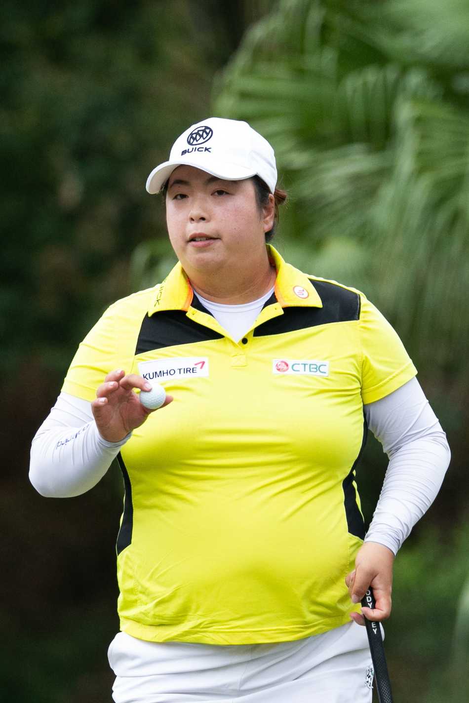 杜墨含完成漂亮一击后优雅收杆，身姿挺拔如松，与远方山峦轮廓融为一体