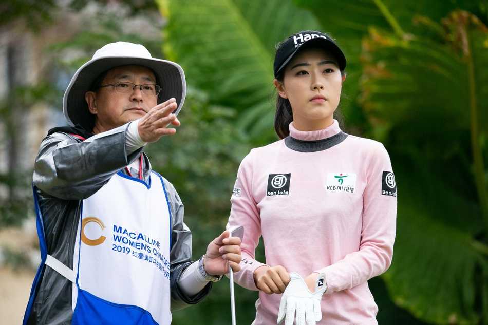 国际选手冈村优在落日余晖中悠然挥杆，金色光芒勾勒出她完整的挥杆弧线