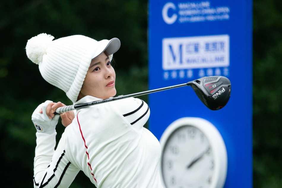 冠军奖杯静候一旁，背景是球员们激烈角逐的绿色战场，荣耀即将归属最后的胜利者