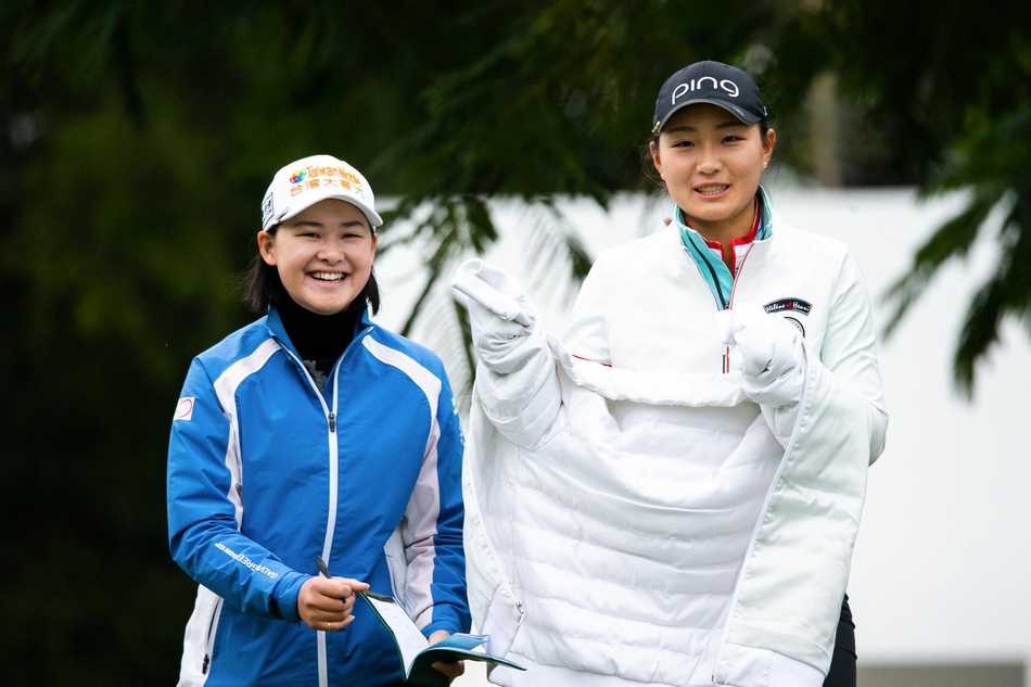 普瑞玛在沙坑中蓄势待发，飞扬的沙粒即将随爆炸式击球一同迸射