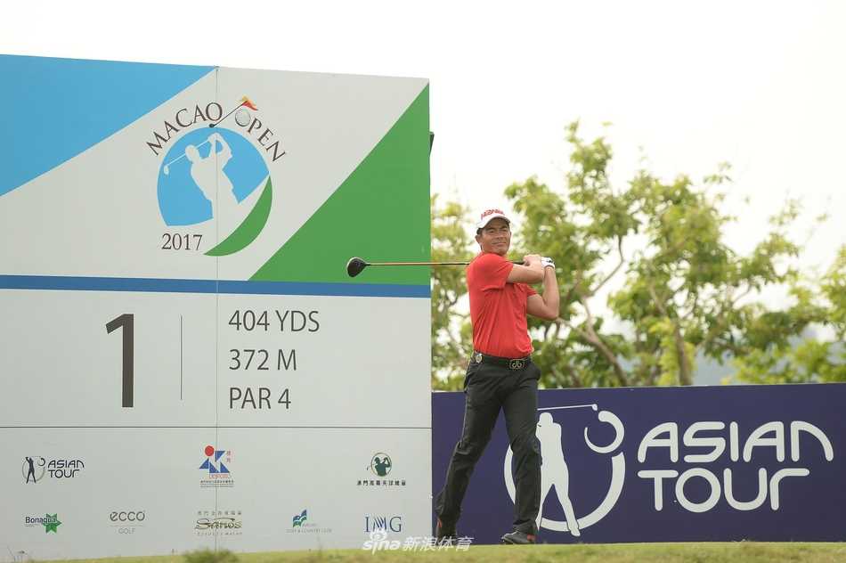 梁文冲凝神静气，在开阔的球道上完成一记漂亮的挥杆，小白球在空中划出优美弧线