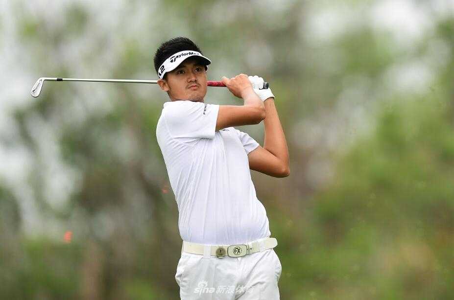 林钰鑫与父亲在绿茵球道上并肩而行，探讨击球策略，画面温馨而专注