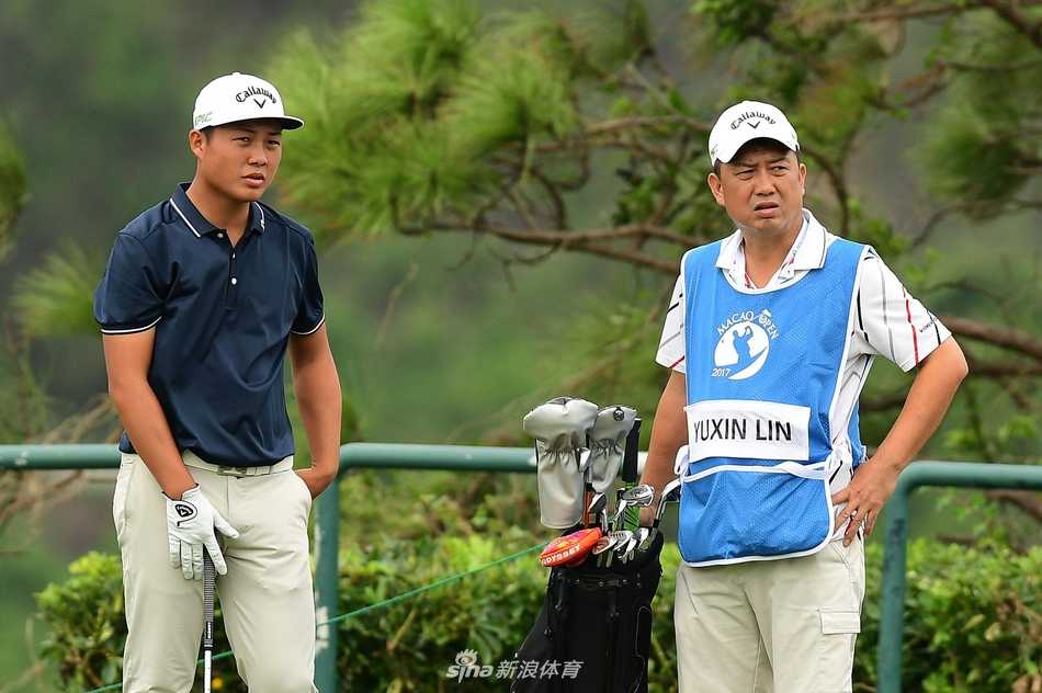 韩国球员金基焕沙坑救球，沙砾飞扬瞬间展现高超的短杆技巧