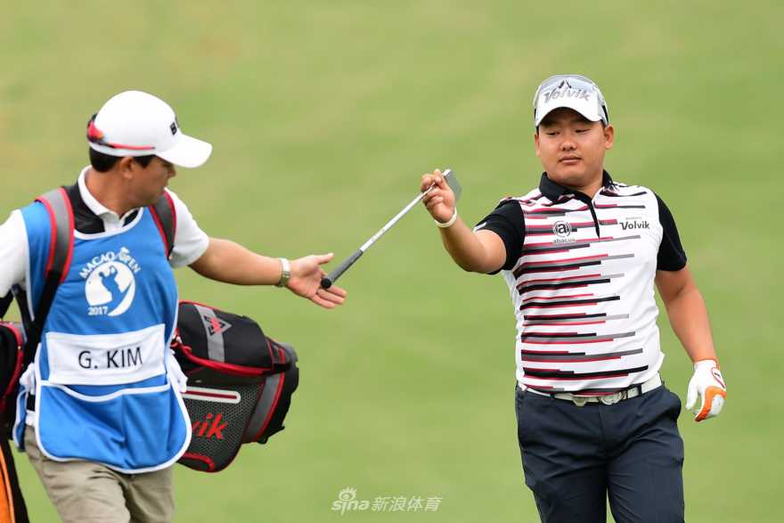 澳门城市天际线与高尔夫球场交相辉映，构成一幅独特的运动风景画