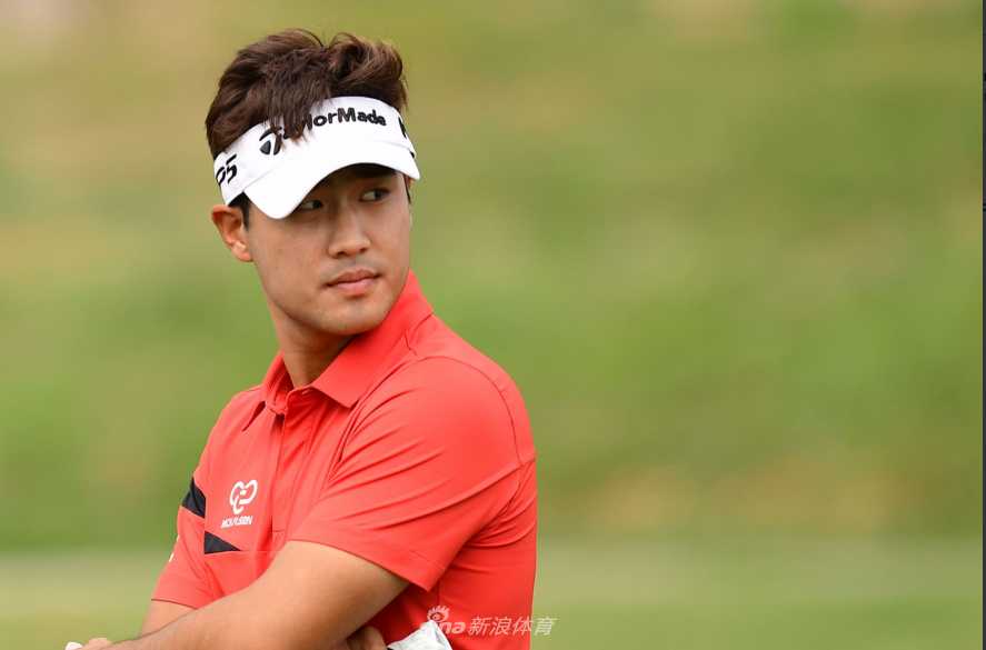 赛事领先榜特写，并列领先的球员名字格外醒目，悬念十足