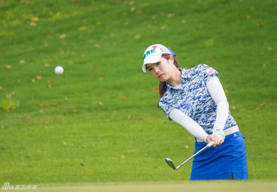 果岭博弈与少女加冕张家港双山挑战赛风云录 泰国小将坎亚拉克在双山岛果岭上凝神观察推杆线路,她的精准推击是首轮获得领先的关键。