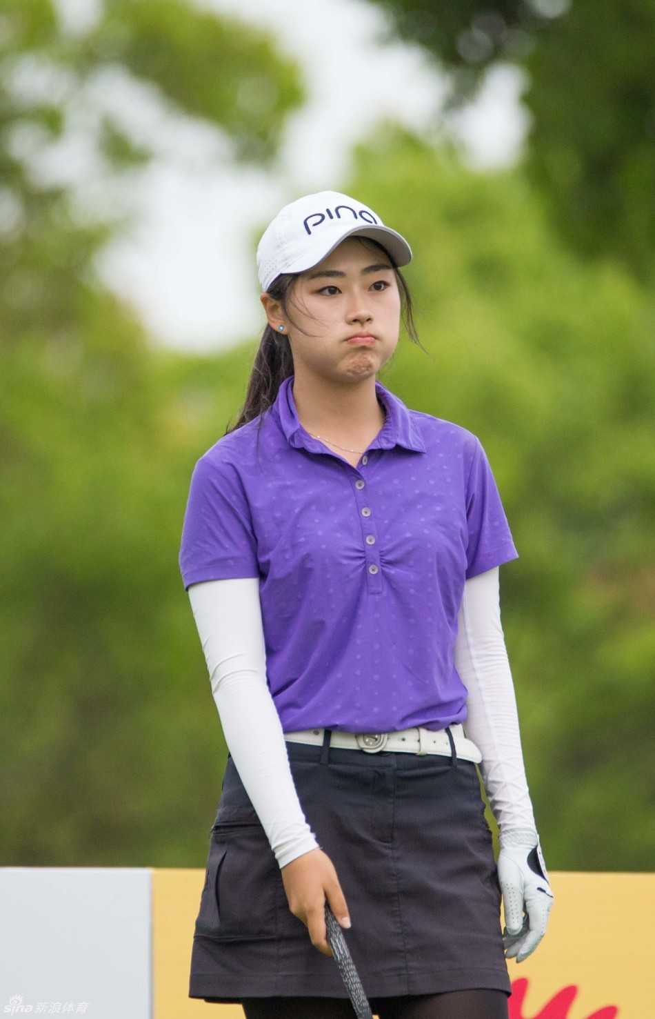 果岭博弈与少女加冕张家港双山挑战赛风云录 中国新生代球员殷若宁在比赛中展现优雅而有力的挥杆姿态,充满自信与朝气。