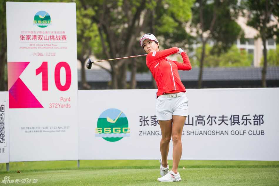 果岭博弈与少女加冕张家港双山挑战赛风云录 中国台北选手叶欣宁在球道上稳健挥杆,她精准的铁杆是应对艰难赛场的有力武器。