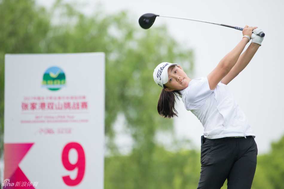 果岭博弈与少女加冕张家港双山挑战赛风云录 中国小将冀怡帆在比赛中全神贯注地准备切击,面对坚硬果岭需要更多创造性打法。