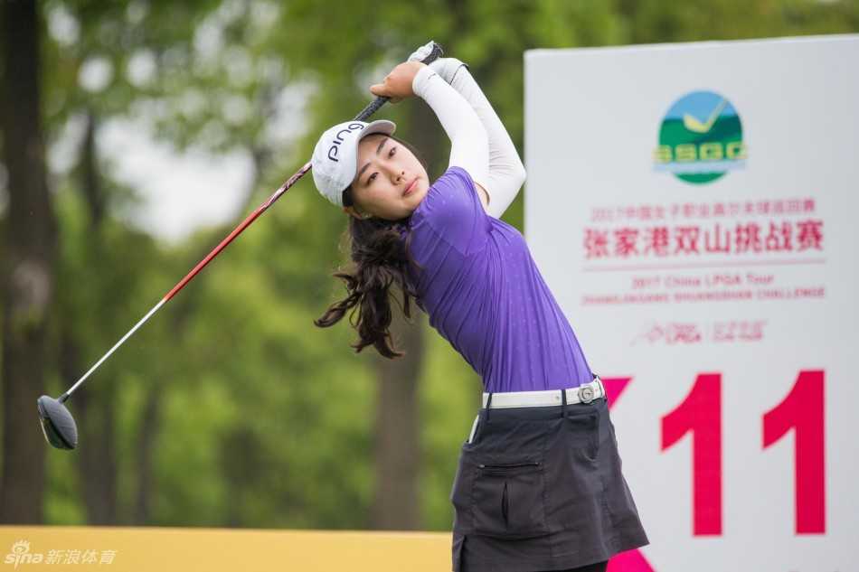 果岭博弈与少女加冕张家港双山挑战赛风云录 韩国球员金池珉专注地进行推杆练习,果岭的表现将决定本届赛事所有人的命运。