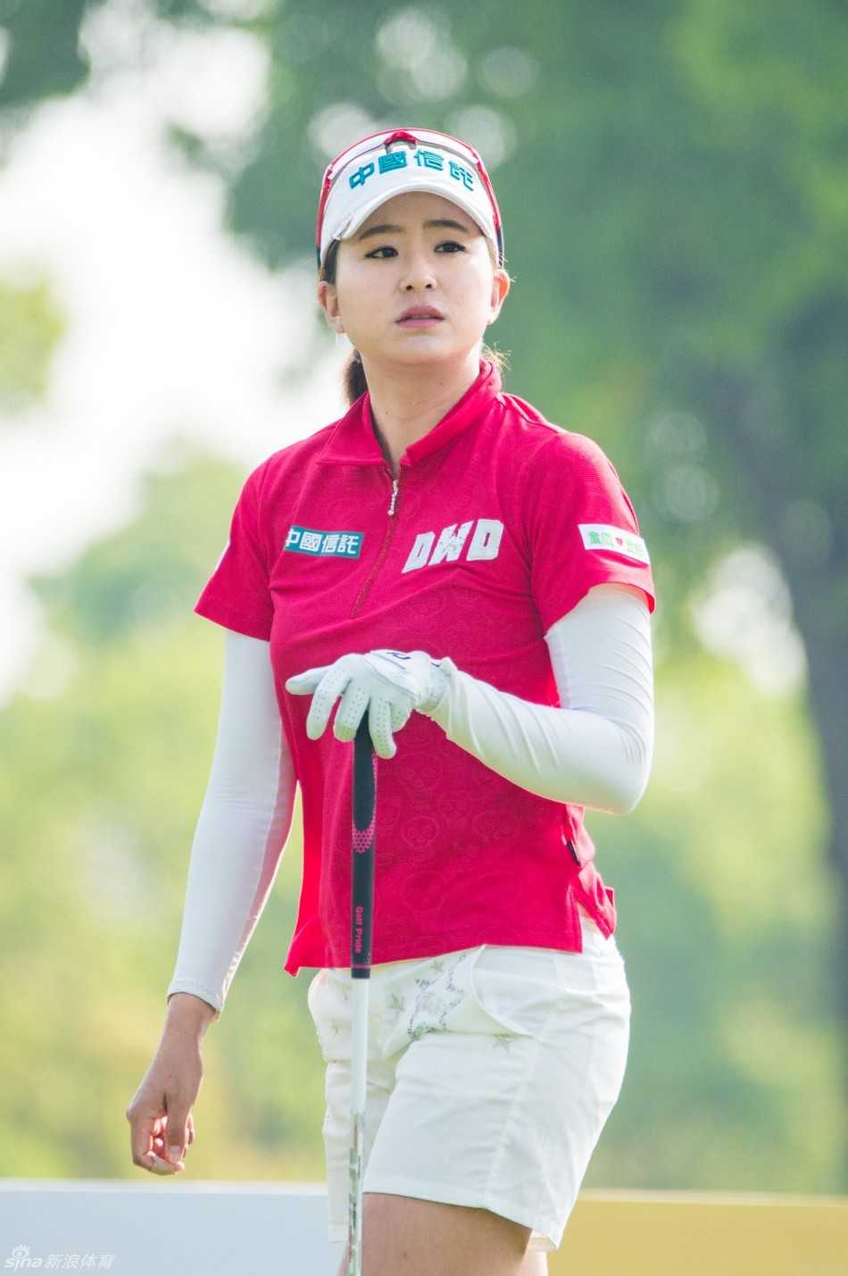 果岭博弈与少女加冕张家港双山挑战赛风云录 名将杨涛丽在赛场展现丰富经验,她的每一步都沉稳而坚定。