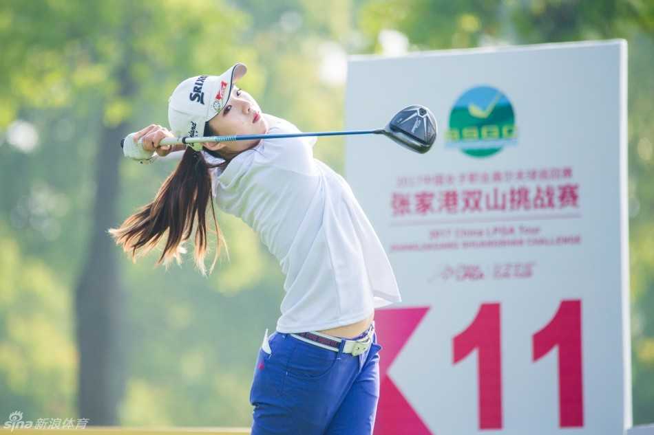 果岭博弈与少女加冕张家港双山挑战赛风云录 中国球员黎佳韵在果岭边仔细斟酌切杆策略,每一杆都需精打细算。