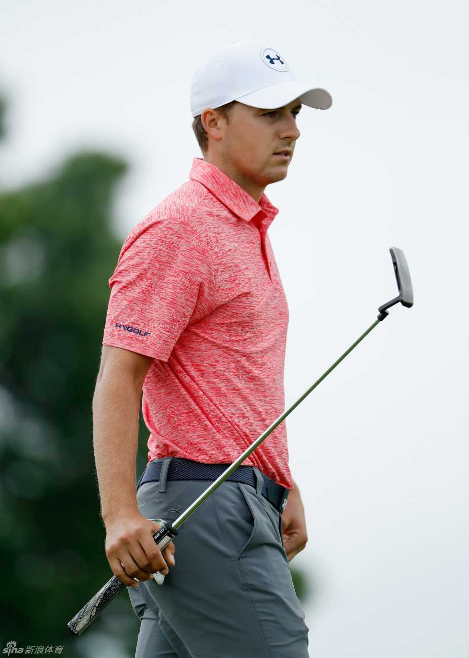 乔丹·斯皮思全神贯注审视推杆线路，如同策划一次精密行动