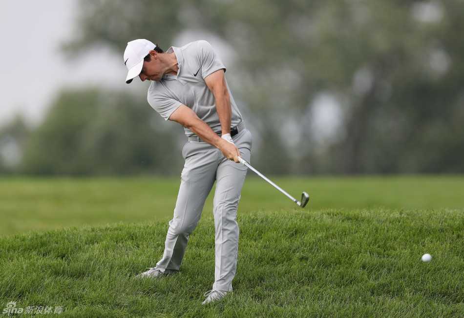 罗里·麦克罗伊逆境中奋力一击，完成一记不可思议的救球