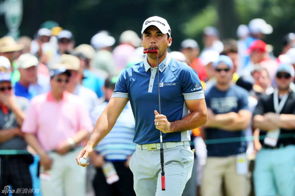 杰森·戴伊深情亲吻推杆，感谢搭档助其攻克果岭难关