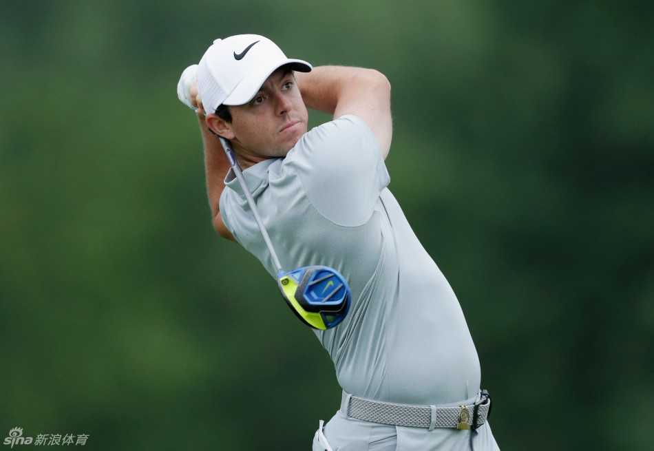 乔丹·斯皮思与布莱森·德尚博在激烈竞争中友好握手致意