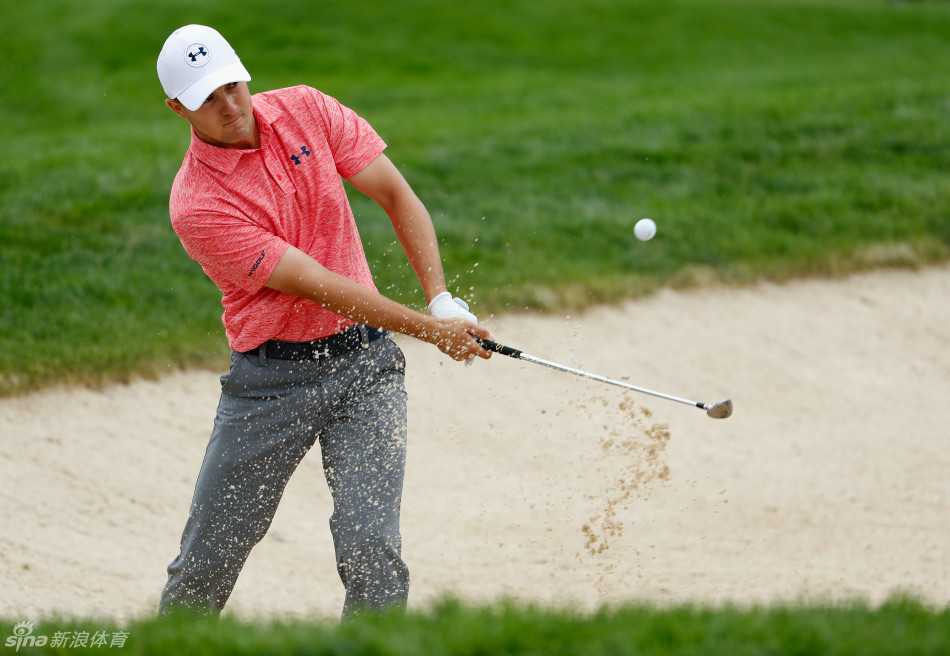 乔丹·斯皮思从奥克蒙特经典沙坑中巧妙救球，沙砾飞扬