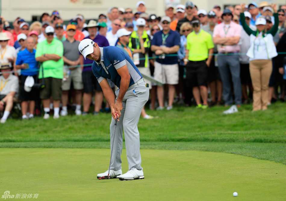 罗里·麦克罗伊挥杆后傲然挺立，凝视小球飞向目标