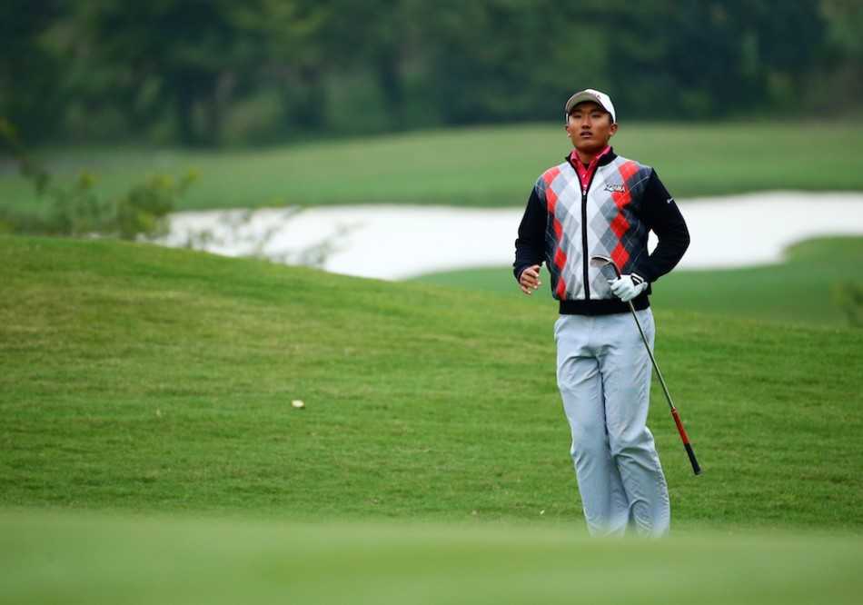 佘梓瀚与他的趣味杆头套相视一笑，展现赛场柔情