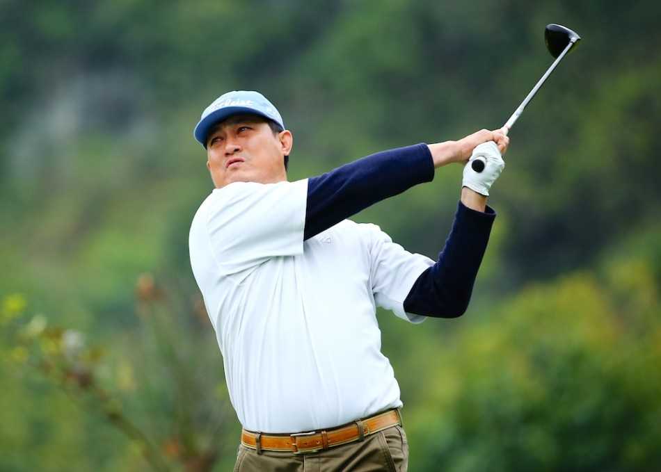 祝颂紧握双拳激情呐喊，庆祝果岭边的关键一击