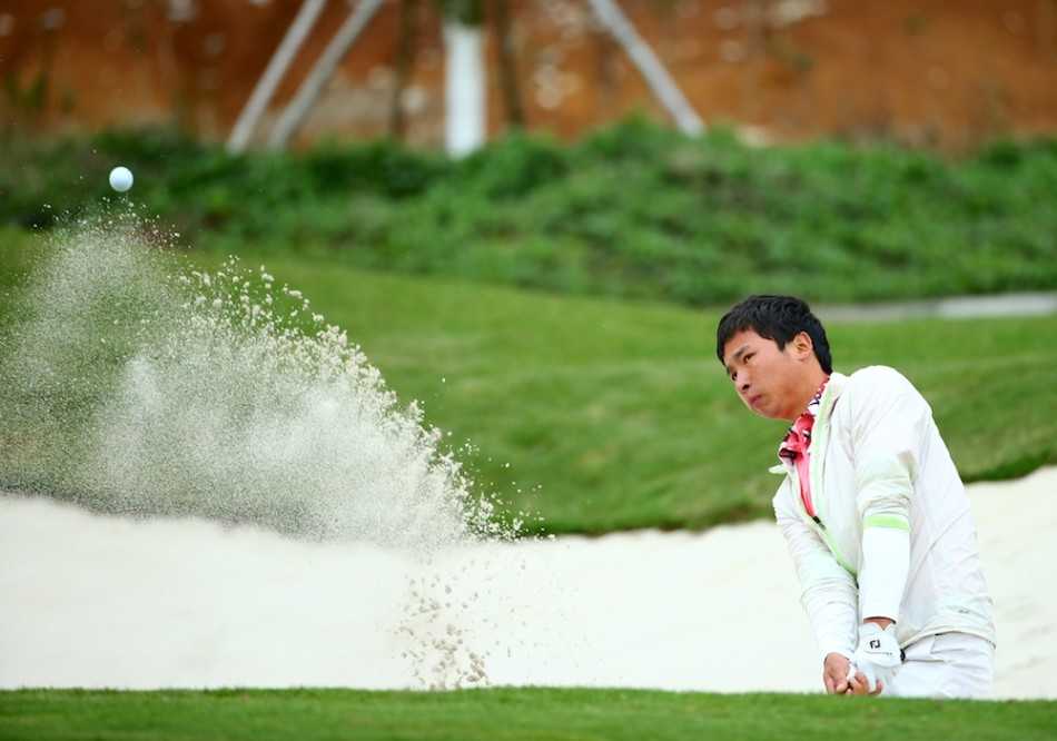 祝颂沙坑困境中全神贯注，准备一记精彩的救球