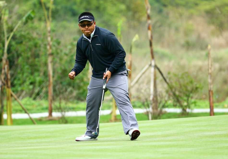 韩韧完美上杆姿态，身体如弓蓄势待发