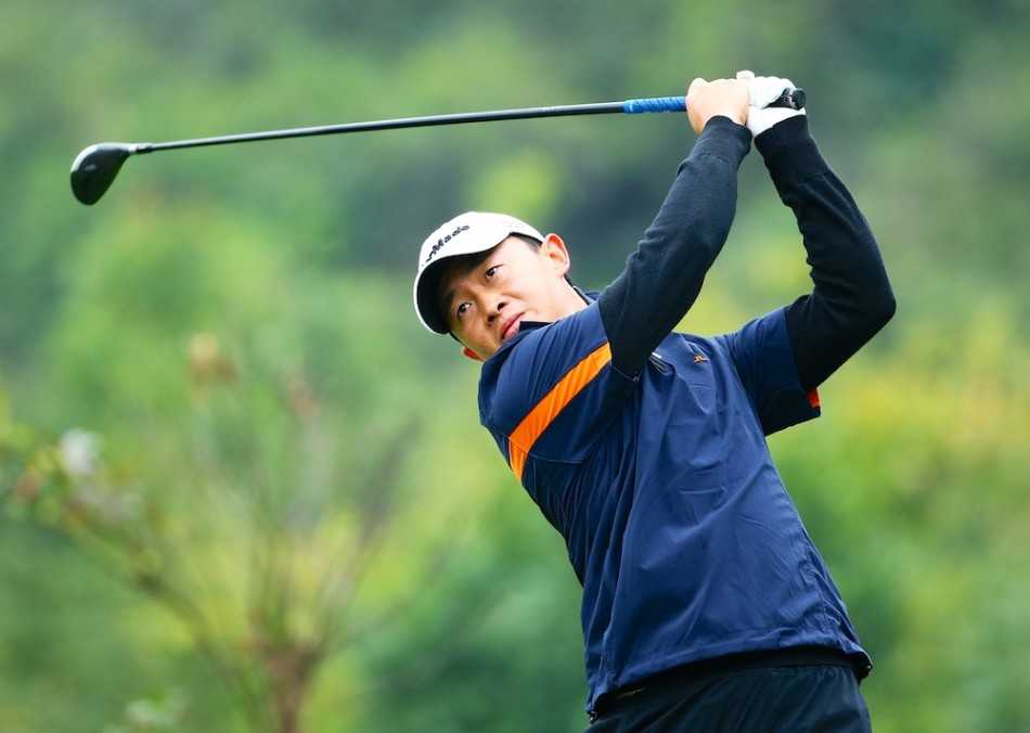 范诗宇大力开球，杆影闪动小球破空而出