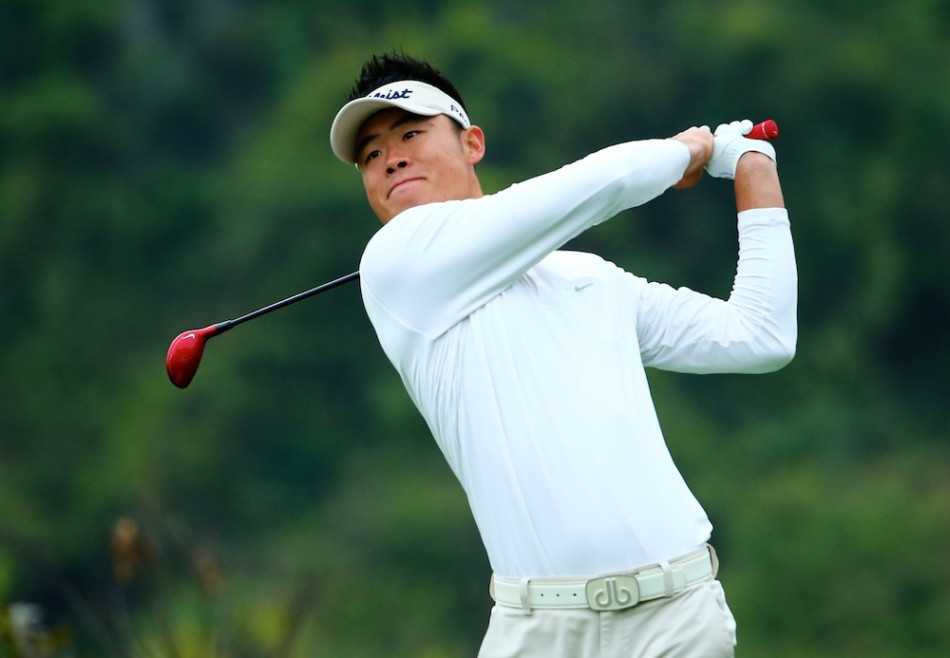 球员们悠然走过湖畔小桥，构成一幅人与自然和谐的运动画卷