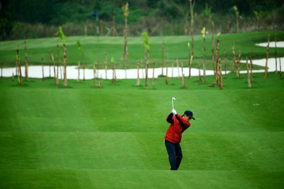 刘宇翔跃起观察果岭，专注探寻小球落点