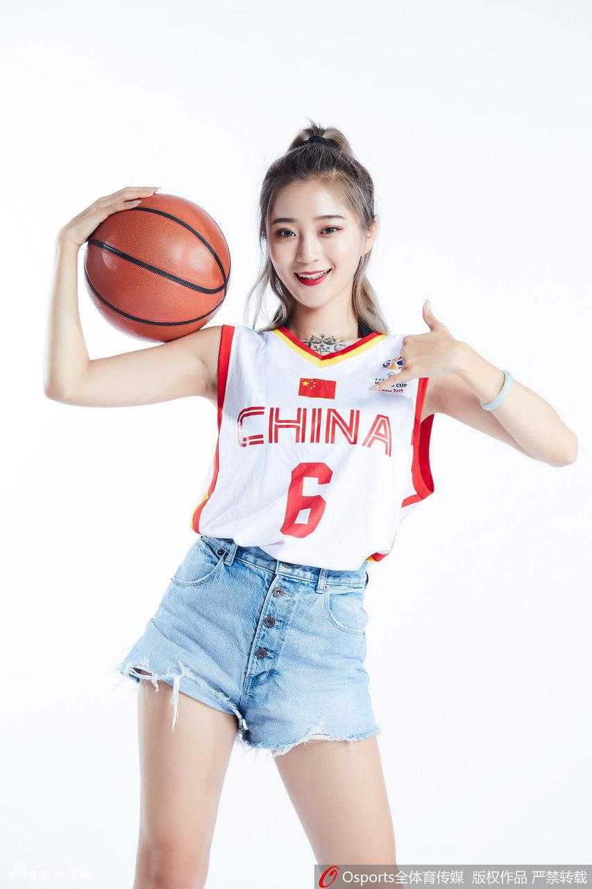 镜头聚焦下，XTM啦啦队的女孩眼神坚定而闪亮，仿佛带着赛场上的聚光灯，用最美的姿态为即将出征的中国男篮积蓄能量。