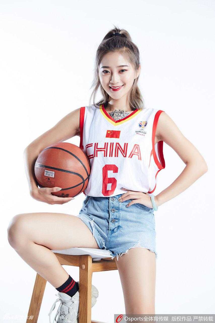 暖阳洒在女孩修长的身影上，热裤的流苏随微风轻摆，她轻盈转身的瞬间，仿佛将训练房的汗水化作了镜头前自信的笑容。