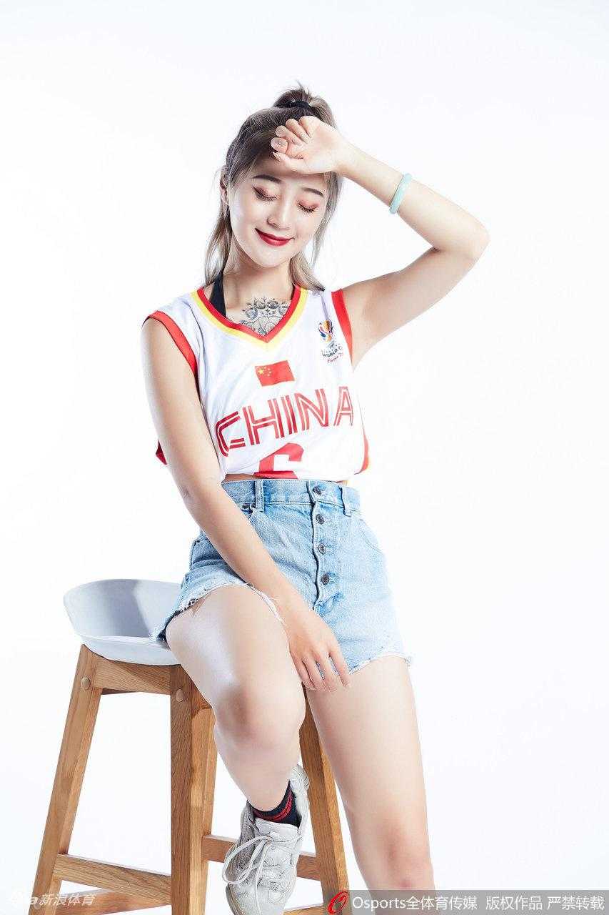 动感的马尾辫在空中划出青春的弧度，女孩手持花球腾空跃起，那一刻的定格，如同赛场上最热烈的呐喊，穿透画面直抵人心。