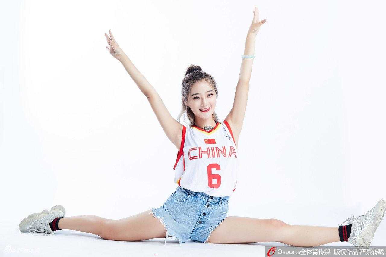 夕阳的余晖勾勒出女孩们优美的剪影，她们围坐一起，分享着训练中的趣事与梦想。这一刻，青春的美好与团队的温暖被永恒记录。