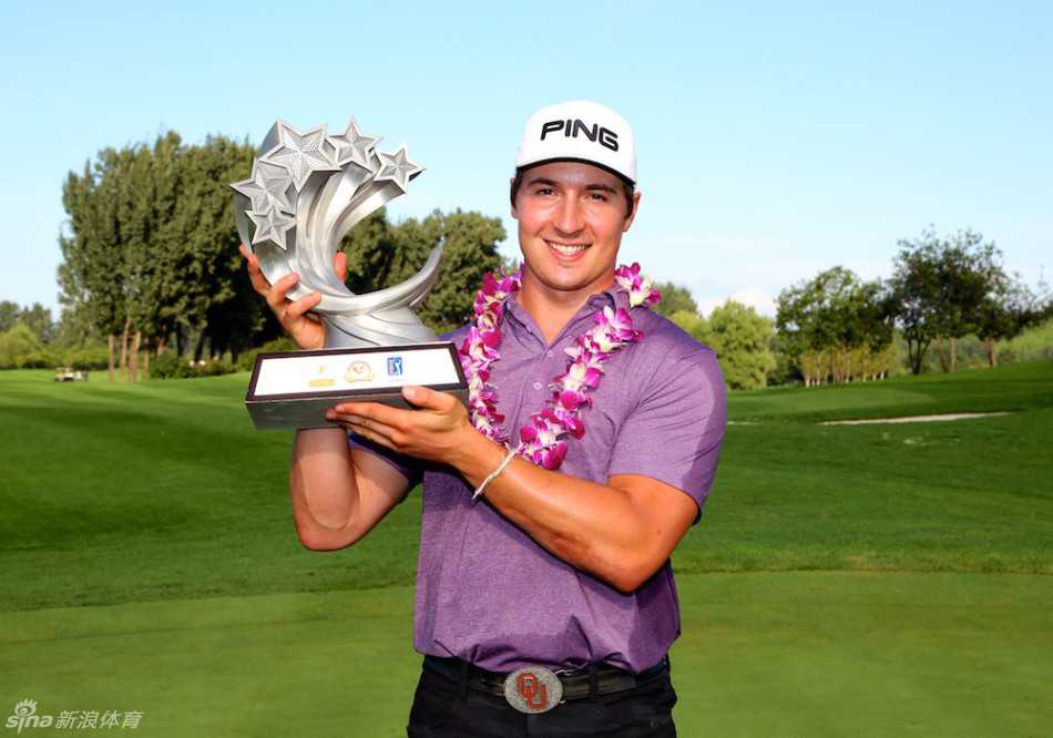 查利-萨克森深情亲吻冠军奖杯，笑容洋溢着胜利的无限喜悦