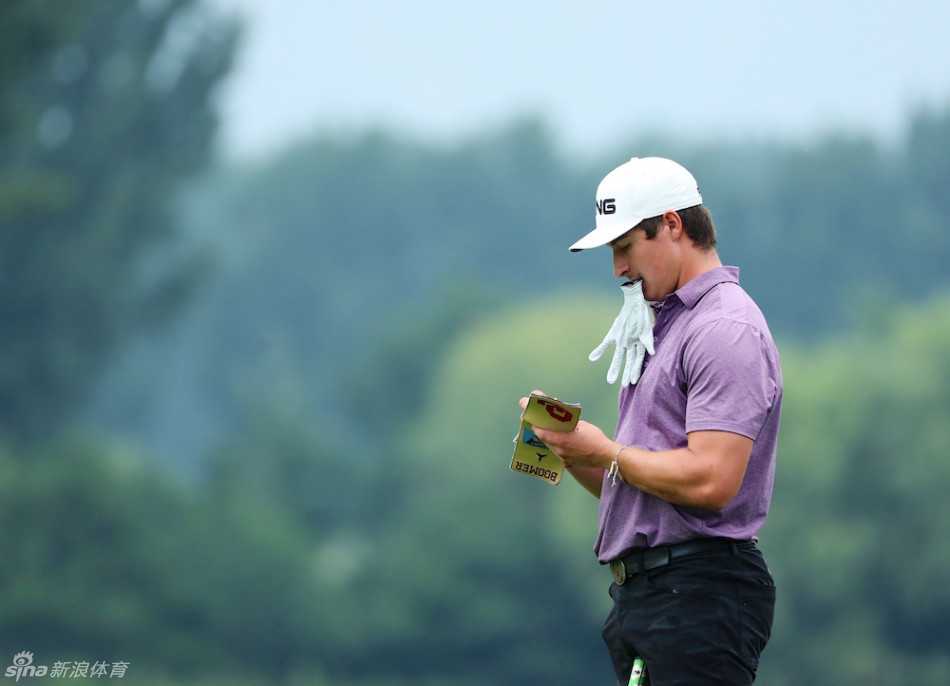 查利-萨克森全神贯注查看码数本，为下一次击球进行周密计算