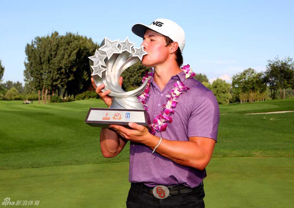 窦泽成完成收杆动作，身姿挺拔目光专注地望向球飞行的轨迹