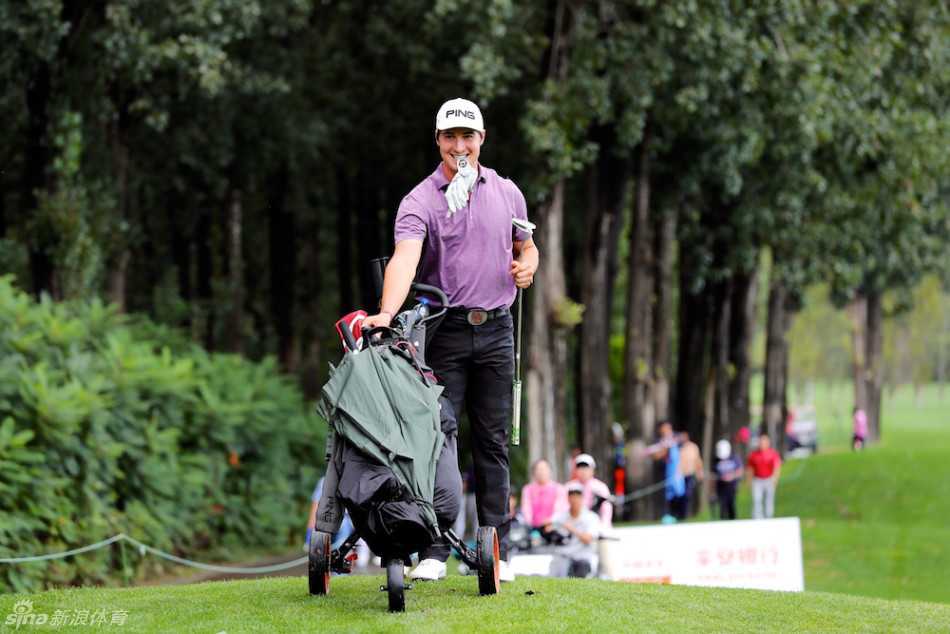 查利-萨克森在夺冠后兴奋地接受香槟洗礼，尽情享受胜利时刻