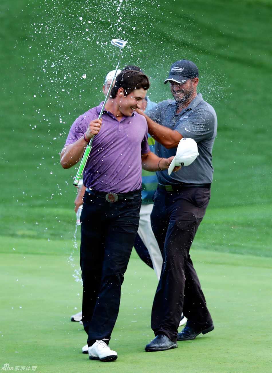 查利-萨克森在比赛中开怀大笑，展现享受竞赛的纯粹快乐