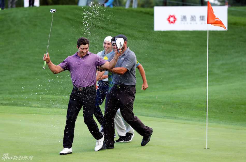 查利-萨克森面带微笑手持奖杯向观众致意，分享冠军荣耀