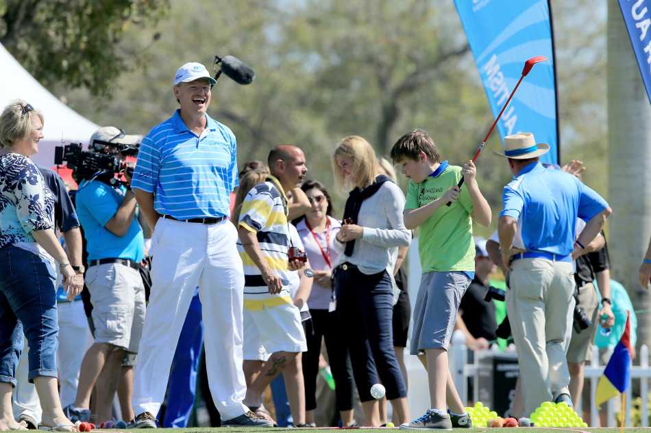 夕阳下，大易哥与儿子本并肩坐在草地上，父子俩的背影显得安静而充满信任。