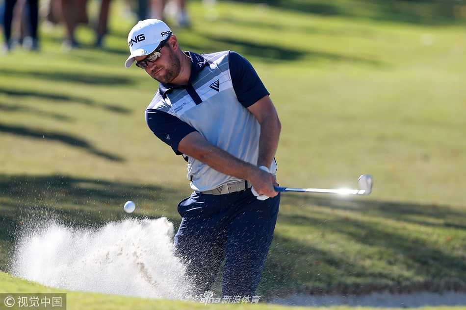 第十八洞冠军推入洞瞬间，钱普激动振臂高呼，身后记分牌定格了他的辉煌